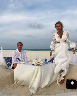 „Bun venit, 45!”. Orădeanca Crina Abrudan, aniversare romantică pe o insulă din Maldive (FOTO)