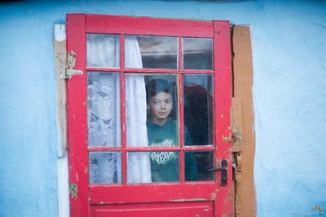 Ajută-l pe Cristian! Povestea emoţionantă a adolescentului din Bihor crescut de străbunică într-o casă din lut, fără apă și curent (FOTO)