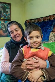 Ajută-l pe Cristian! Povestea emoţionantă a adolescentului din Bihor crescut de străbunică într-o casă din lut, fără apă și curent (FOTO)