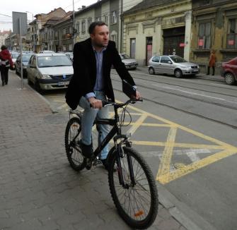 Exemplul personal: De când cu şantierele, consilierul PNL Cristian Puşcaş circulă cu bicicleta