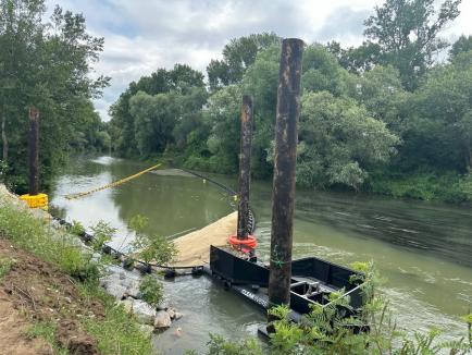 Capcană pentru gunoaie, pe Crișul Negru: ABA a instalat un sistem menit să adune deșeurile plutitoare din râu (FOTO/VIDEO)