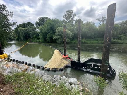 Capcană pentru gunoaie, pe Crișul Negru: ABA a instalat un sistem menit să adune deșeurile plutitoare din râu (FOTO/VIDEO)