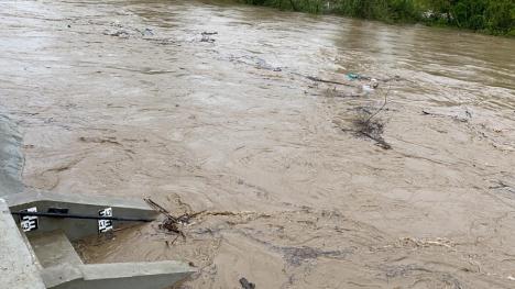 Viituri fără precedent: Patru cursuri de apă din Bihor au depășit nivelul maxim istoric (FOTO / VIDEO)