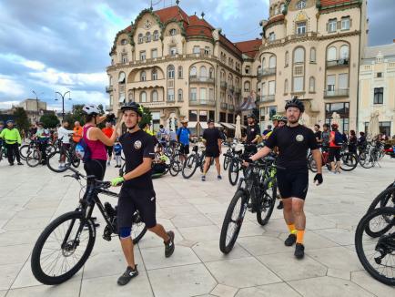 'Vrem piste de biciclete!': Zeci de orădeni au pedalat la Critical Mass, pentru a promova mersul pe două roţi (FOTO)