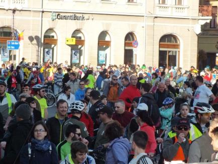 O mie de orădeni au pedalat prin oraş, cerând respect în trafic şi mai multe piste de biciclete (FOTO/VIDEO)