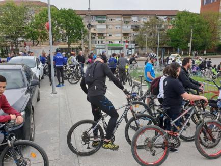 Biciclete în aer, în fața Primăriei Oradea: Sute de bicliști au participat la „Critical Mass” (FOTO / VIDEO)