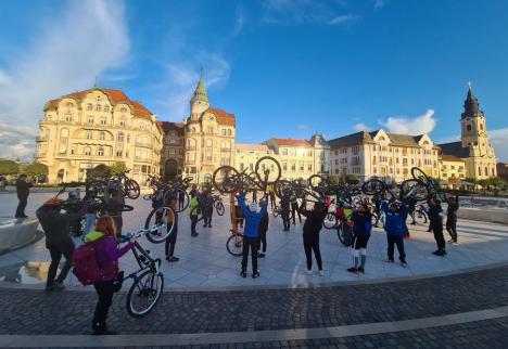 'Vrem piste de biciclete legate între ele': Doar câteva zeci de orădeni au pedalat la Critical Mass, pentru a promova mersul pe două roţi (FOTO)