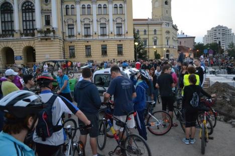 Scandal la Critical Mass: Pietrarul şef din Piaţa Unirii a intrat cu maşina printre bicicliştii din faţa Primăriei, acroşându-l pe unul dintre ei (FOTO/VIDEO)