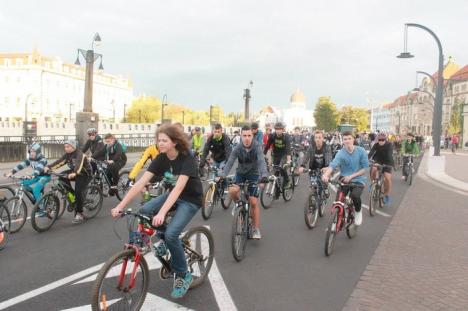 'Noi nu blocăm traficul; noi facem parte din trafic': Sute de orădeni au pedalat la Critical Mass (FOTO / VIDEO)