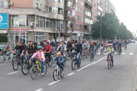 'Noi nu blocăm traficul; noi facem parte din trafic': Sute de orădeni au pedalat la Critical Mass (FOTO / VIDEO)