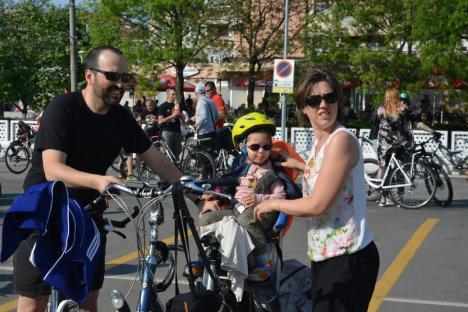 Cu bicicletele în aer: Bicicliştii orădeni cer mai multe piste şi respect în trafic (FOTO/VIDEO)