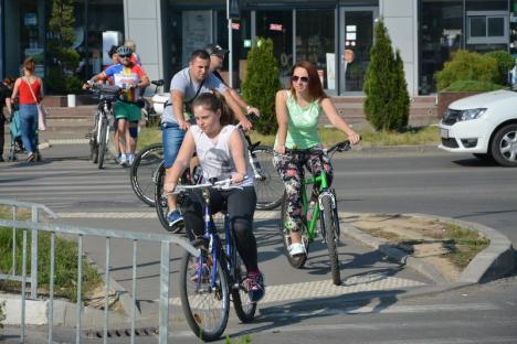 Cu bicicletele în aer: Bicicliştii orădeni cer mai multe piste şi respect în trafic (FOTO/VIDEO)