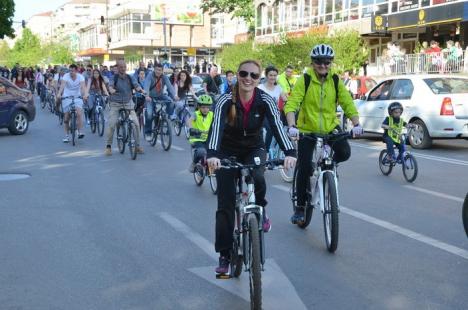 La Critical Mass, bicicliştii au mulţumit Primăriei că le-a făcut piste (FOTO/VIDEO)