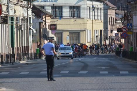 Cu bicicletele în aer: Bicicliştii orădeni cer mai multe piste şi respect în trafic (FOTO/VIDEO)