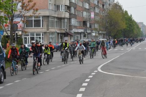 Critical Mass: Bicicliştii orădeni le reamintesc edililor că au nevoie de piste (FOTO/VIDEO)