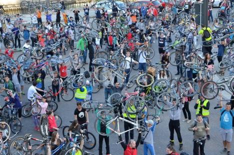 La Critical Mass, bicicliştii au mulţumit Primăriei că le-a făcut piste (FOTO/VIDEO)