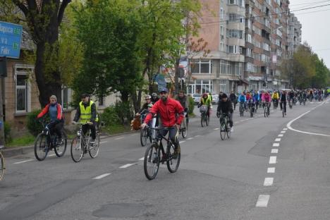 Critical Mass: Bicicliştii orădeni le reamintesc edililor că au nevoie de piste (FOTO/VIDEO)