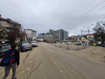 Parcări, extremă urgență! Șantierele din zona Spitalului Județean din Oradea au „ucis” parcările. Unii văd în asta o afacere (FOTO)