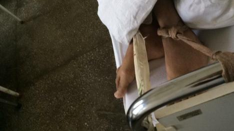 De groază: Persoane cu handicap, ţinute în cuşti şi legate de pat la Sighetu Marmaţiei (FOTO)
