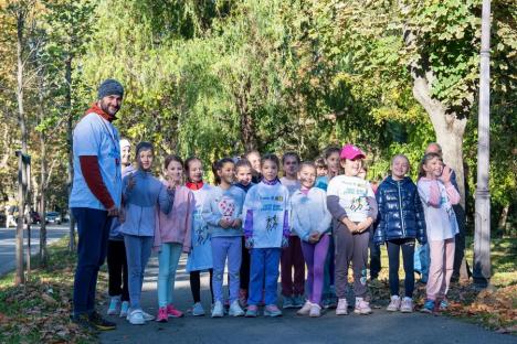 Sute de orădeni au alergat împreună pentru copiii și tinerii din Asociația S.O.S. Autism Bihor (FOTO)