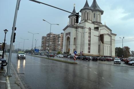 Vrednic este! Mitropolitul Ardealului a decernat 33 de distincţii mitropolitane membrilor Consiliului Eparhial şi unor preoţi bihoreni (FOTO)