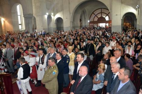 Vrednic este! Mitropolitul Ardealului a decernat 33 de distincţii mitropolitane membrilor Consiliului Eparhial şi unor preoţi bihoreni (FOTO)