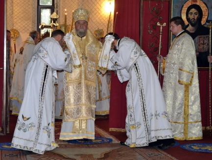 Vrednic este! Mitropolitul Ardealului a decernat 33 de distincţii mitropolitane membrilor Consiliului Eparhial şi unor preoţi bihoreni (FOTO)