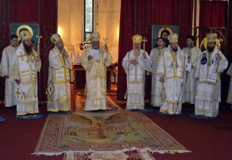 Vrednic este! Mitropolitul Ardealului a decernat 33 de distincţii mitropolitane membrilor Consiliului Eparhial şi unor preoţi bihoreni (FOTO)