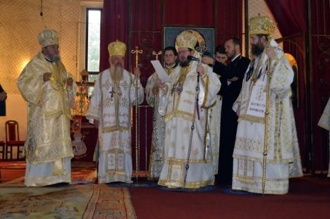 Vrednic este! Mitropolitul Ardealului a decernat 33 de distincţii mitropolitane membrilor Consiliului Eparhial şi unor preoţi bihoreni (FOTO)