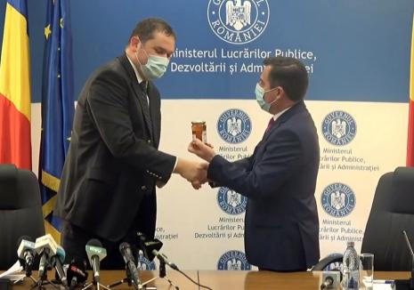 Cseke Attila a preluat mandatul de ministru al Dezvoltării. A primit cadou un... borcan cu miere (FOTO / VIDEO)