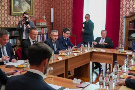 Szijjártó invită firmele din Bihor să profite de investițiile chineze din Ungaria. Despre sancțiunile UE contra Rusiei: „Ne-am împușcat în picior” (FOTO)