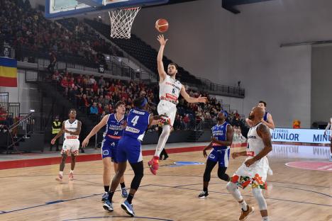 Baschet: CSM CSU Oradea a învins în Belgia şi s-a calificat în Top 16 FIBA Europe Cup, de pe primul loc!