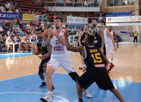 Victorii pe linie pentru CSM Oradea: Baschetbaliştii au învins, cu 85-76, la Târgu Mureş