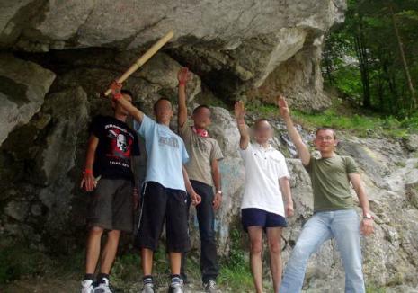 Fotografie controversată cu președintele PPMT: Orădeanul Csomortányi István s-ar fi pozat, alături de alți tineri, făcând salutul nazist. Vezi imaginea!