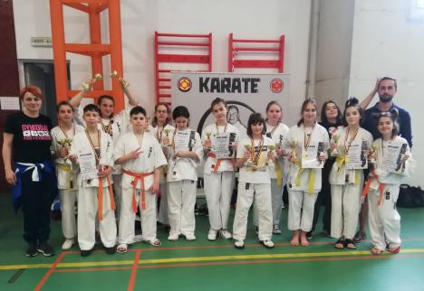 Peste 30 de medalii cucerite de orădeni la CN de Karate Kyokushin de la Târgu Mureş (FOTO)