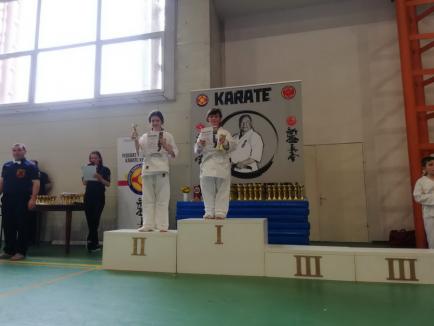 Peste 30 de medalii cucerite de orădeni la CN de Karate Kyokushin de la Târgu Mureş (FOTO)