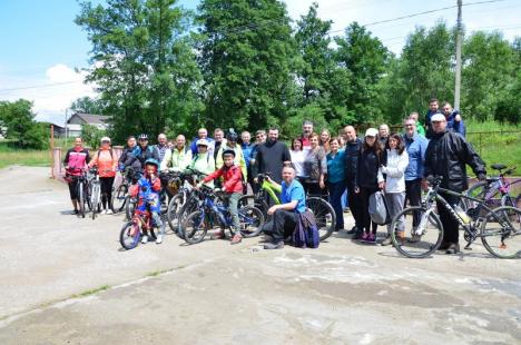 Premieră: 30 de biciclişti au călătorit cu trenul într-un mod inedit pentru a participa la primul brunch tradiţional în judeţul Bihor (FOTO)