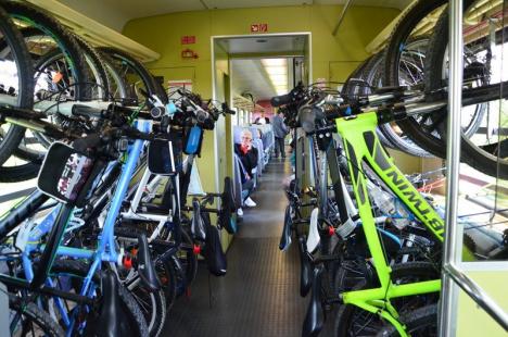 Premieră: 30 de biciclişti au călătorit cu trenul într-un mod inedit pentru a participa la primul brunch tradiţional în judeţul Bihor (FOTO)