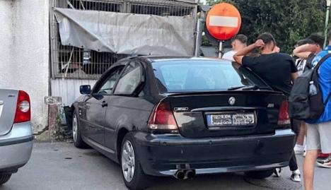 A intrat cu BMW-ul într-un magazin din Aleșd (FOTO)