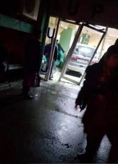 A băut câteva beri şi apoi a urcat la volan: Cum a reuşit un şofer să intre cu maşina în Urgenţe (FOTO / VIDEO)