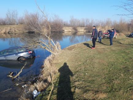 Pescuit cu peripeţii, în Bihor: O maşină s-a scufundat de tot în Crişul Repede, după ce şoferul a uitat să tragă frâna de mână! (FOTO / VIDEO)