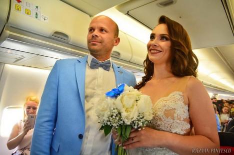Un pilot român şi iubita lui s-au căsătorit în avion (FOTO)