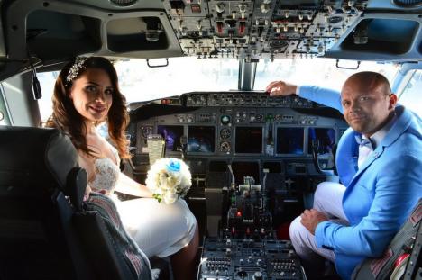 Un pilot român şi iubita lui s-au căsătorit în avion (FOTO)