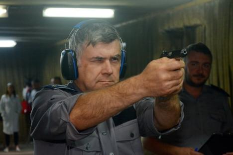 De Ziua Poliţiei de Frontieră, jurnaliştii orădeni au fost învăţaţi să tragă cu pistoale Carpaţi (FOTO)