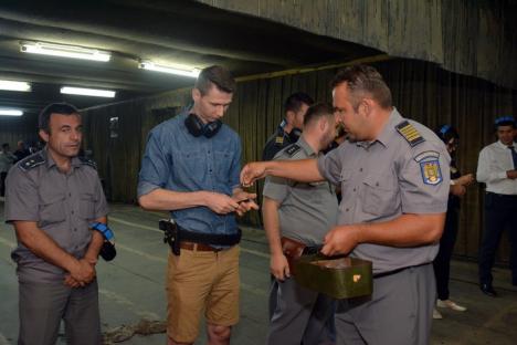 De Ziua Poliţiei de Frontieră, jurnaliştii orădeni au fost învăţaţi să tragă cu pistoale Carpaţi (FOTO)