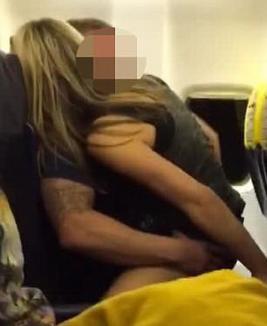 Scene XXX într-un zbor Ryanair: Cuplu filmat în timp ce făcea sex, în mijlocul pasagerilor (VIDEO)
