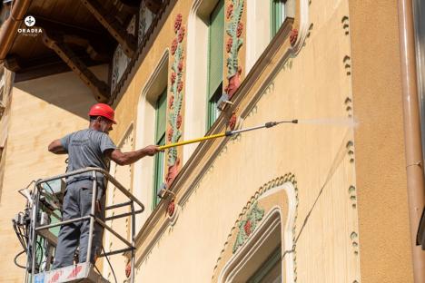 Ca la Viena: Faţadele unui palat din Oradea sunt spălate şi stropite cu o soluţie anti-păianjeni (FOTO / VIDEO)