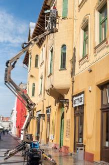 Ca la Viena: Faţadele unui palat din Oradea sunt spălate şi stropite cu o soluţie anti-păianjeni (FOTO / VIDEO)