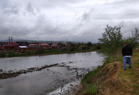 Ape murdare: Primarii din Bihor trebuie să cureţe râurile şi pârâurile de gunoaie (FOTO)