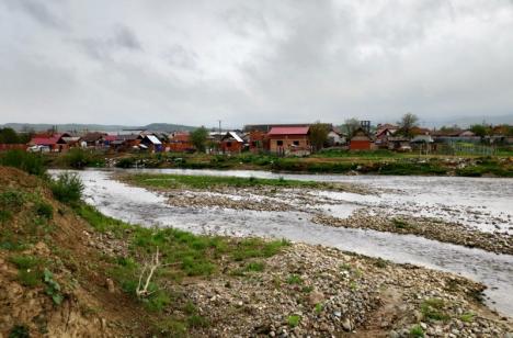 Ape murdare: Primarii din Bihor trebuie să cureţe râurile şi pârâurile de gunoaie (FOTO)